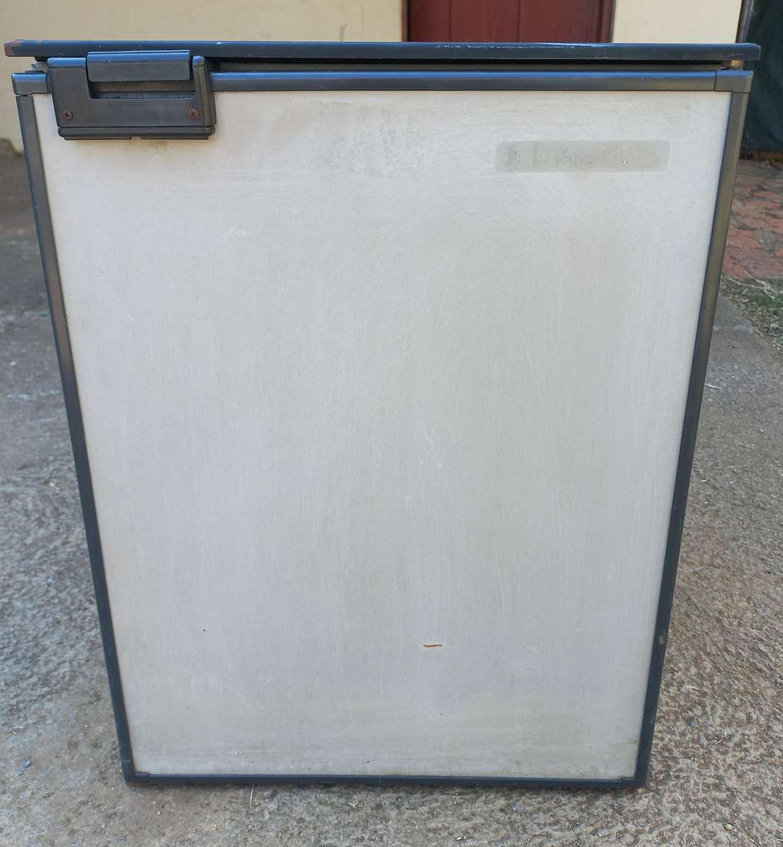 24vdc fridge with small freezer compartment - see photos & description