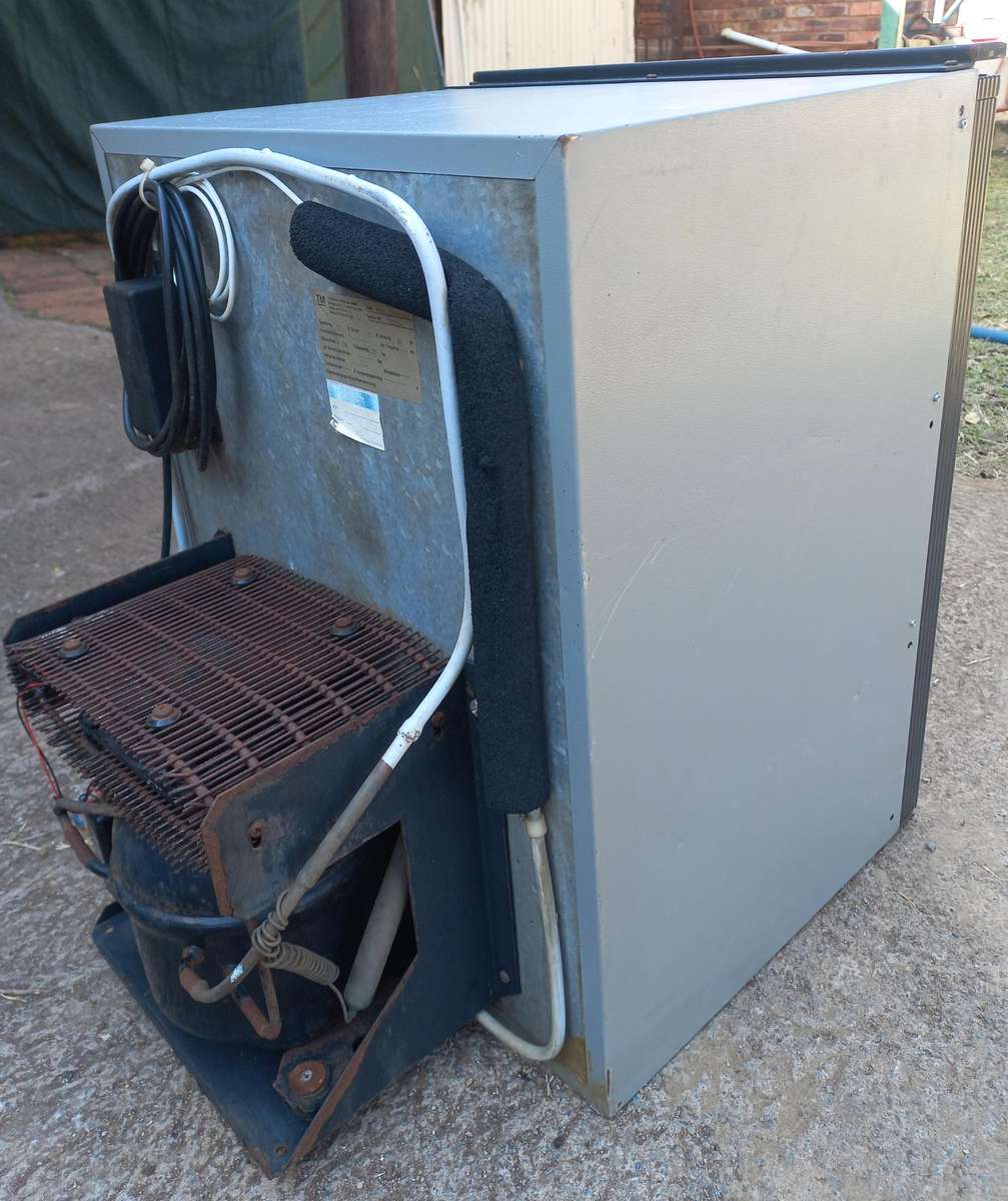 24vdc fridge with small freezer compartment - see photos & description