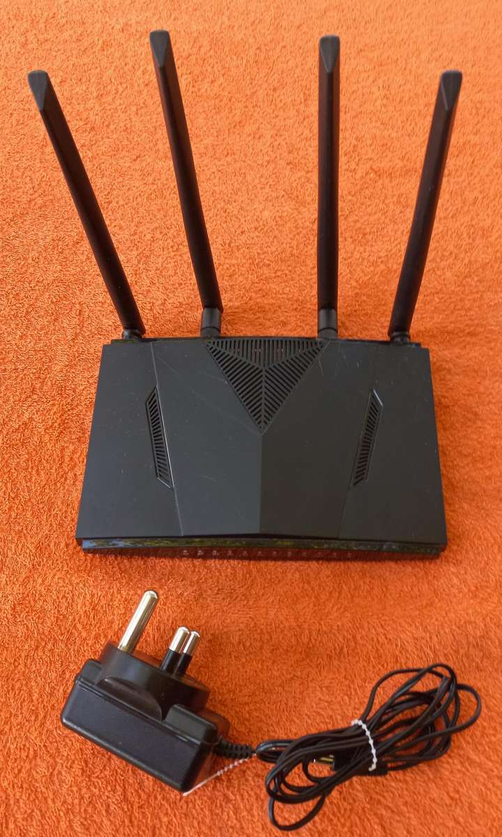 D-Link 4G/LTE Sim card modem/ dual band wifi router - Use sim card - open to all cell networks