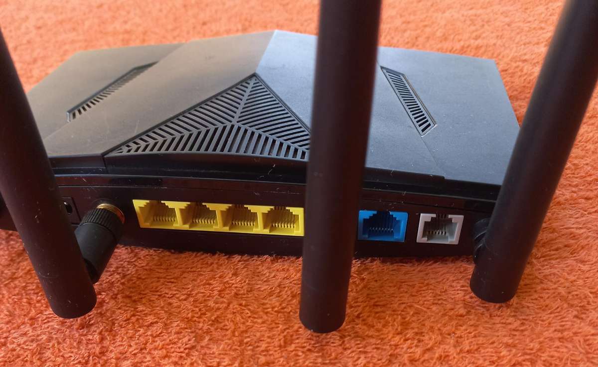 D-Link 4G/LTE Sim card modem/ dual band wifi router - Use sim card - open to all cell networks