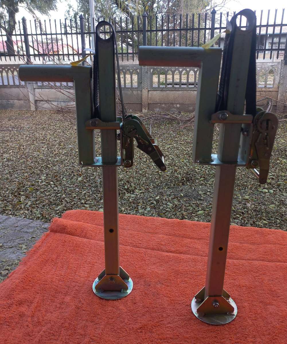 Stabilizer / Leveling jack x2 from ECHO 4x4 Centre - like new