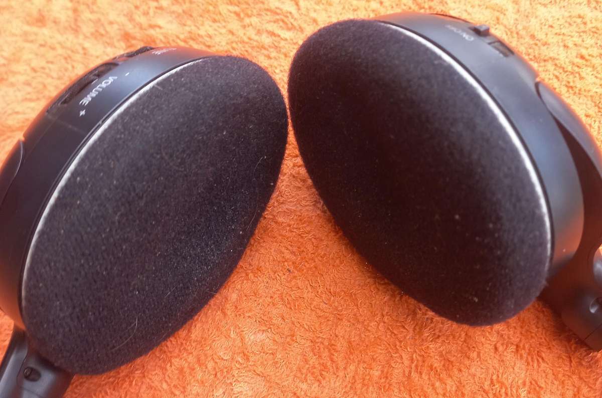 Sennheiser RS120 ll wireless headphones  see photos for more information