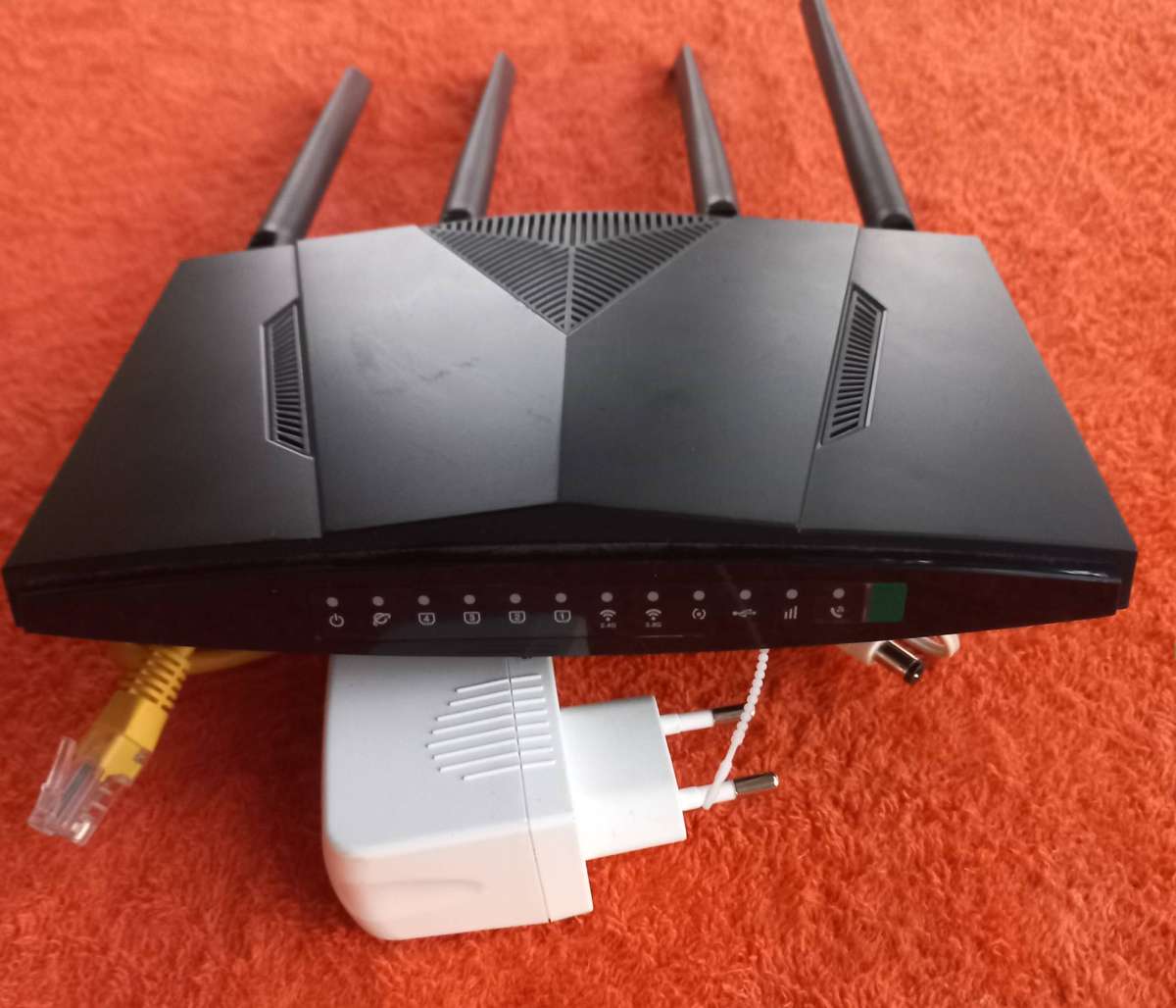 Open to all Networks - Sim modem/wifi router - D-Link DWR-956M - 2.4ghz & 5ghz wifi - see descriptio