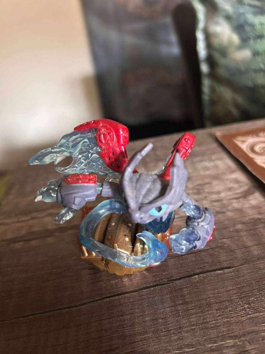 Skylanders Mixed Character Bundle  11 Figures (Used)