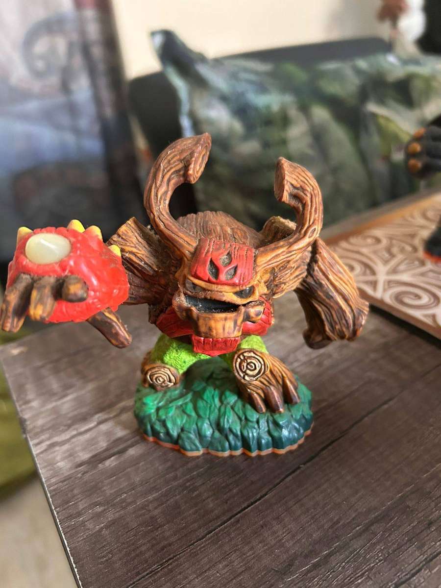 Skylanders Giants & Large Figure Bundle + Empire of Ice Cave Level Pack