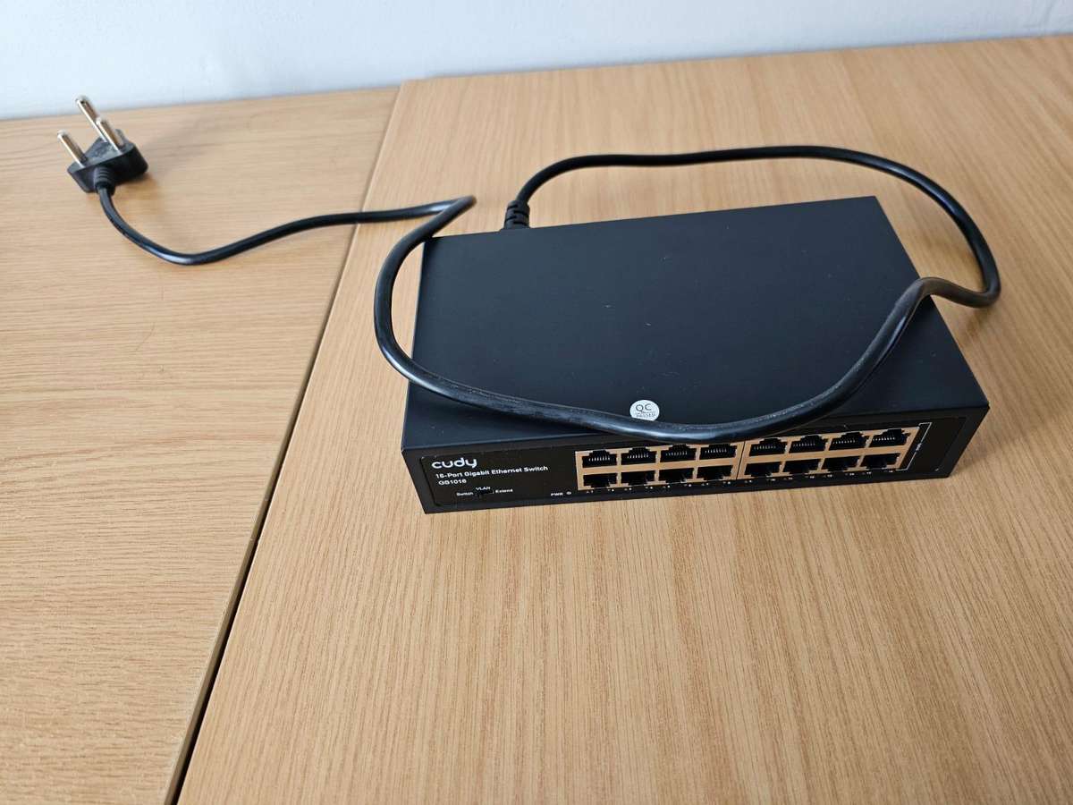 R1 Start - 16 Port Switch Like New