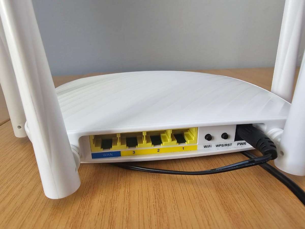 R1 Start - Tenda 600 Mbps Router - Like New