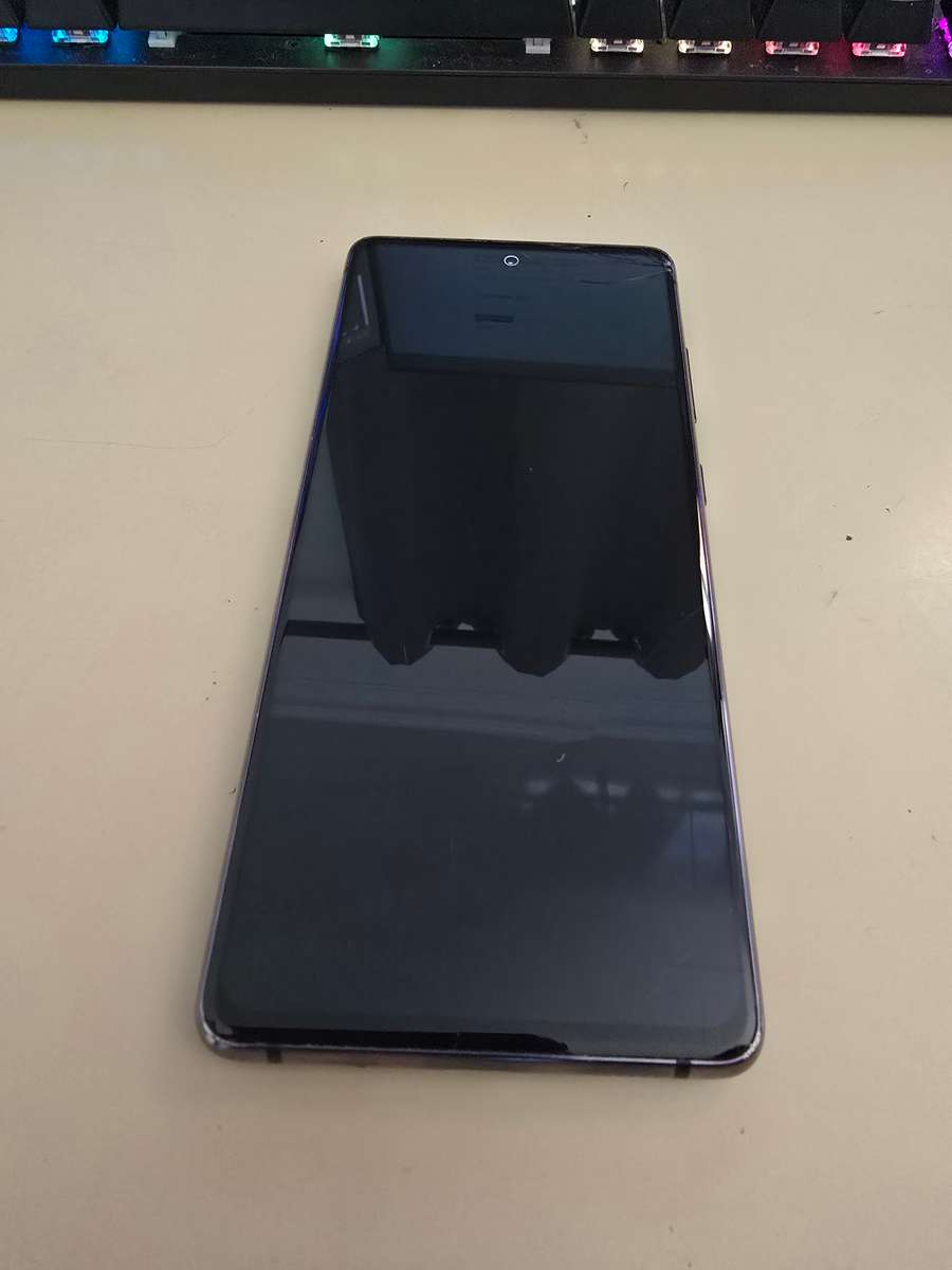 SAMSUNG S20FE CRACKED SCREEN TOP RIGHT AND BOTTOM! NO EFFECT ON PHONE SCREEN!