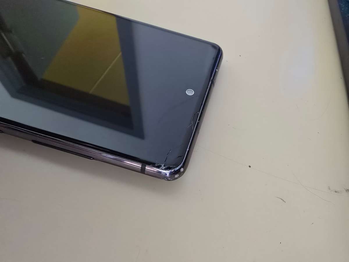 SAMSUNG S20FE CRACKED SCREEN TOP RIGHT AND BOTTOM! NO EFFECT ON PHONE SCREEN!