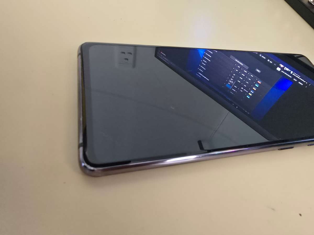 SAMSUNG S20FE CRACKED SCREEN TOP RIGHT AND BOTTOM! NO EFFECT ON PHONE SCREEN!