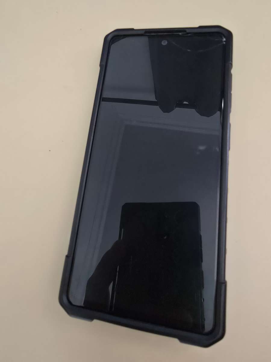 SAMSUNG S20FE CRACKED SCREEN TOP RIGHT AND BOTTOM! NO EFFECT ON PHONE SCREEN!