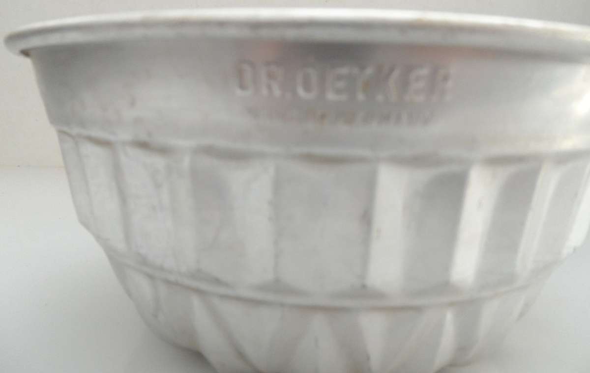 Dr OETKER VINTAGE BUNDT PAN / BAKING MOULD