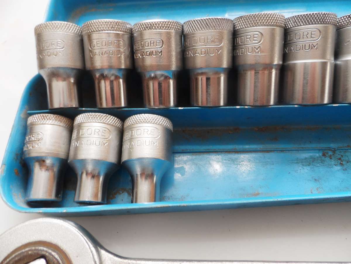 GEDORE   -  CHROME VANADIUM 13 PIECE SOCKET SET  IN STORAGE TIN ( No. 1993 Z SA ) D 19 32  - D19  8