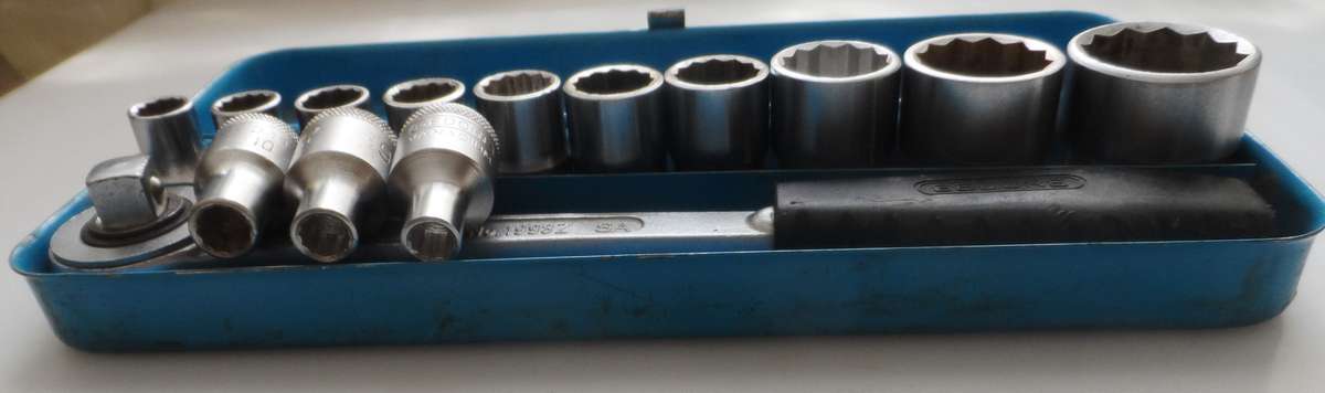 GEDORE   -  CHROME VANADIUM 13 PIECE SOCKET SET  IN STORAGE TIN ( No. 1993 Z SA ) D 19 32  - D19  8