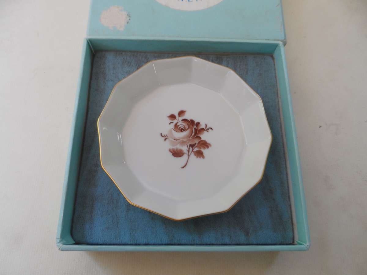 NYMPHENBURG PORZELLAN MANUFAKTUR , No. 206/22,  TRINKET DISH , new,  in original box