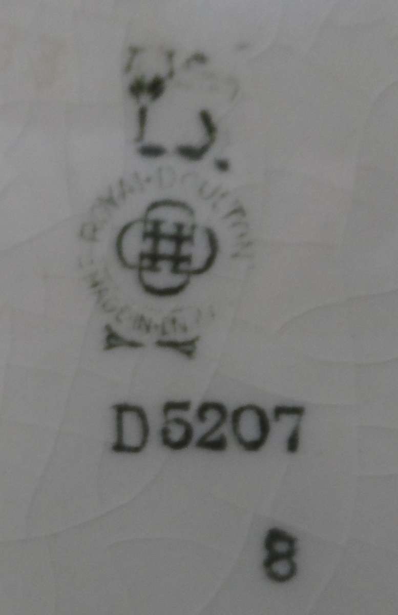 ROYAL DOULTON CABINET / DISPLAY, WALL  PLATE ' ' design No. D5207  -  8  26,5 cm. / 10 1/4 ins. diam