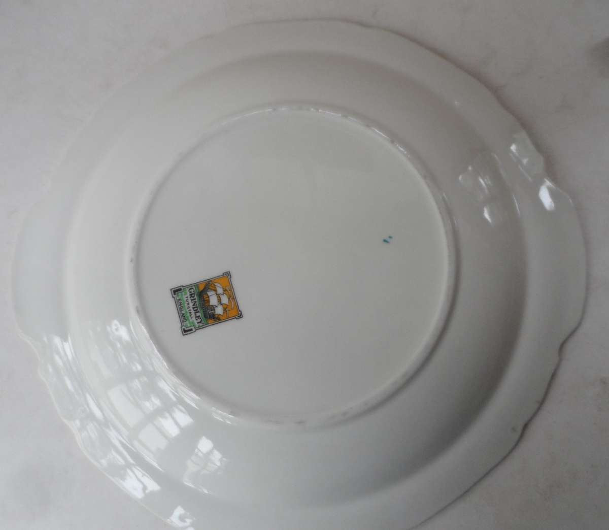GRINDLEY  TUNSTALL, ENGLAND  TAB HANDLED SANDWICH, CAKE , GATEAU , PLATTER    26 cm. X 24 cm.