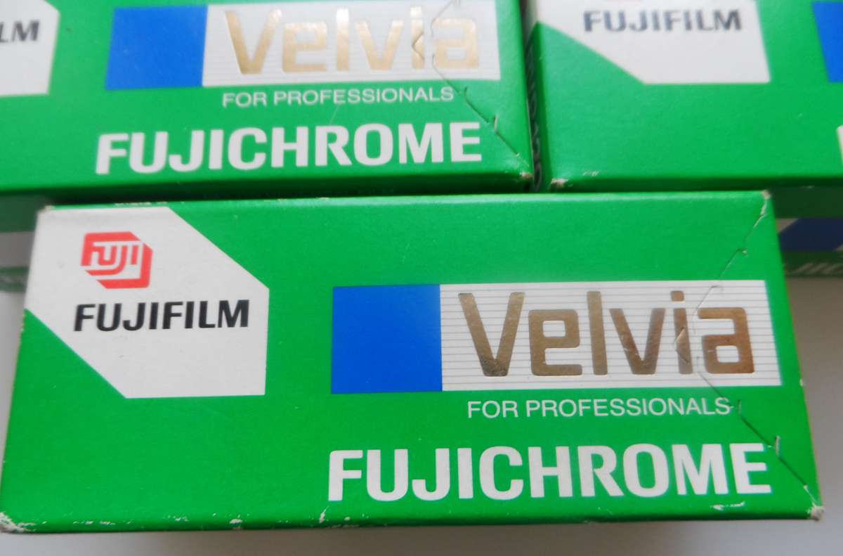 VELVIA  FUJICHROME 100F PROFESSIONAL  DAYLIGHT,  RVP 120  CR56/E6 EXPIRED FILM 2005/ 7   X 5  FILM