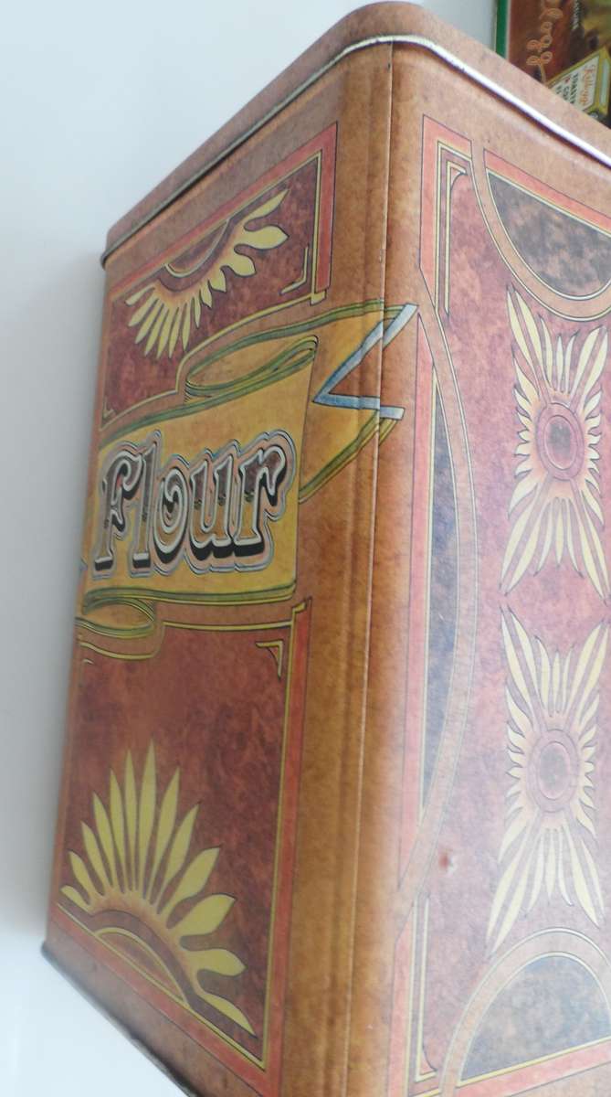 VINTAGE 2002  COLLECTIBLE SNOWFLAKE FLOUR, LIDDED STORAGE TIN