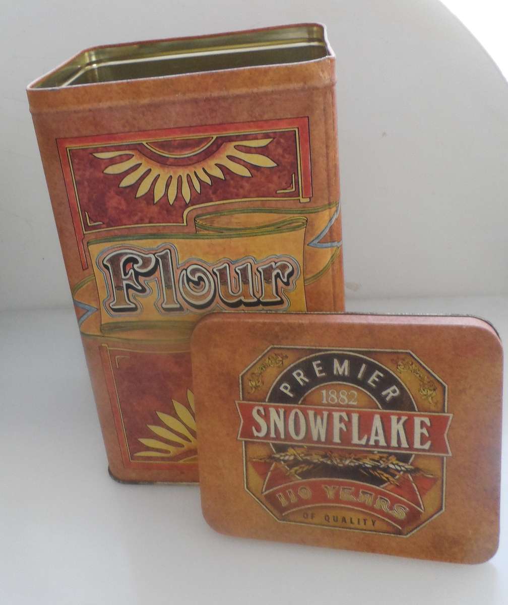 VINTAGE 2002  COLLECTIBLE SNOWFLAKE FLOUR, LIDDED STORAGE TIN