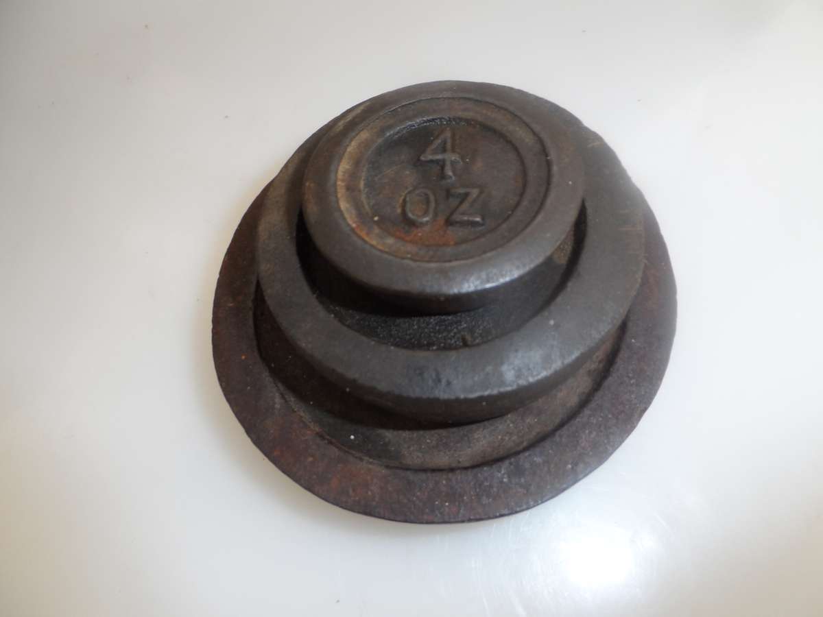 VINTAGE 1940,s  SOLID CAST IRON 'SPRINGBOK '  IMPERIAL SCALE WEIGHTS: 2lb., 1 lb. & 4 oz.  stackable