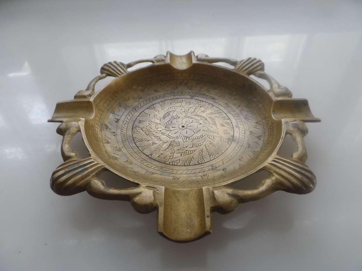 SOLID VINTAGE 1940,s BRASS, ASH TRAY