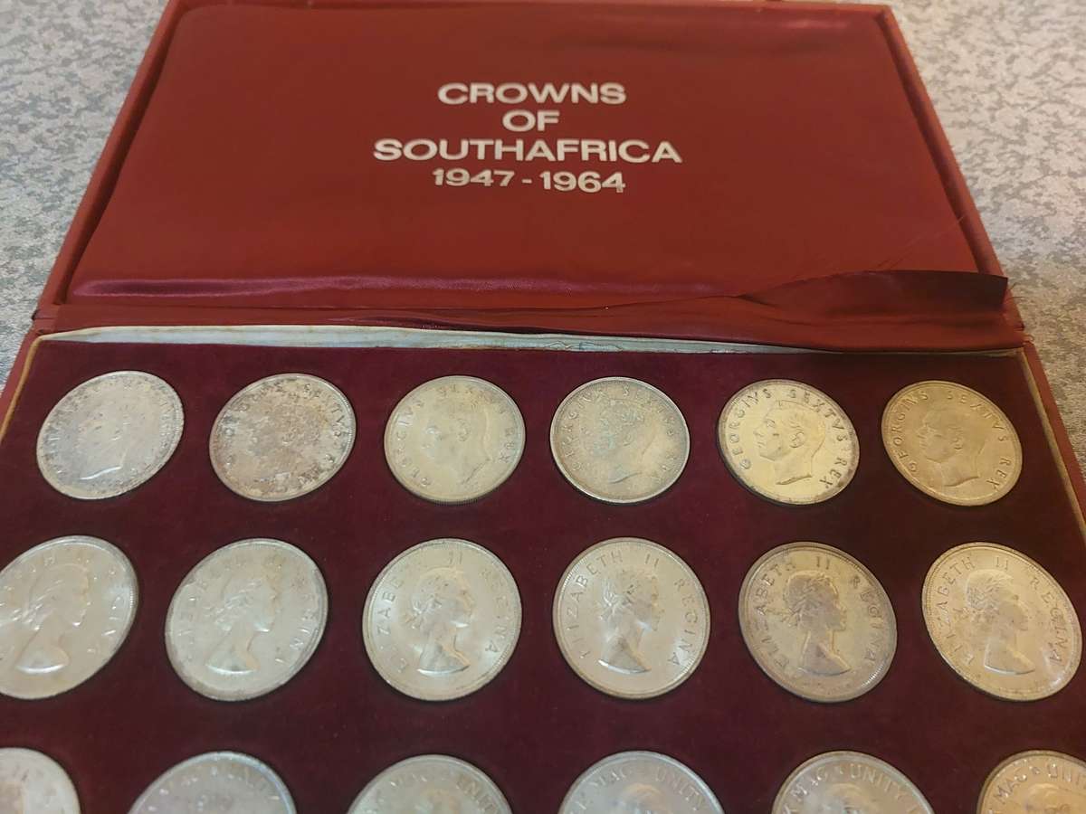 Complete crown set 1947 to 1964 (including the rare 1959) in red casing