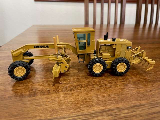 "LIMITED LAUNCH EDITION" NZG/NORSCOT - Caterpillar 16G Motorgrader with ripper model