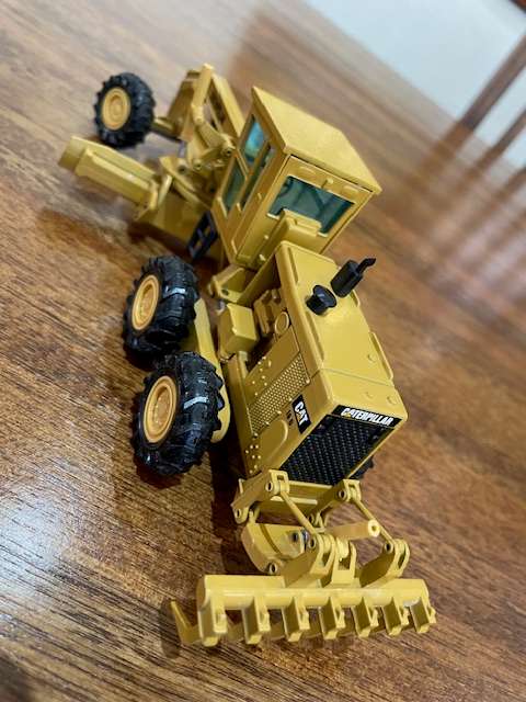 "LIMITED LAUNCH EDITION" NZG/NORSCOT - Caterpillar 16G Motorgrader with ripper model
