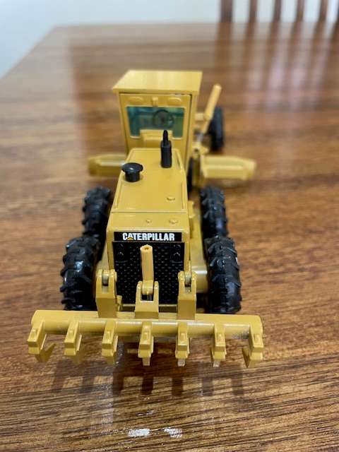"LIMITED LAUNCH EDITION" NZG/NORSCOT - Caterpillar 16G Motorgrader with ripper model