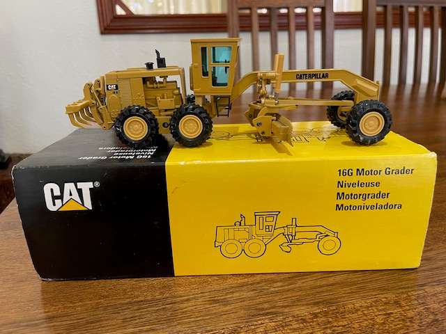"LIMITED LAUNCH EDITION" NZG/NORSCOT - Caterpillar 16G Motorgrader with ripper model