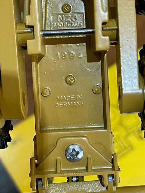 "LIMITED LAUNCH EDITION" NZG/NORSCOT - Caterpillar 16G Motorgrader with ripper model