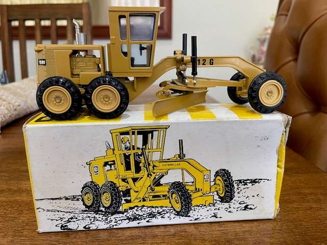 NZG - Caterpillar 12G Motorgrader 1:50 Scale model