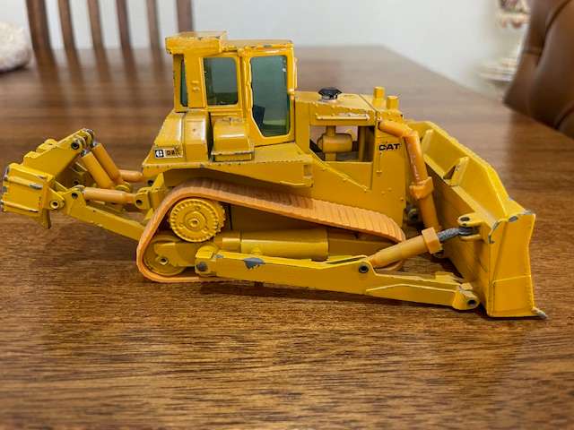 VINTAGE - NZG Caterpillar D8L Dozer 1:50 scale model