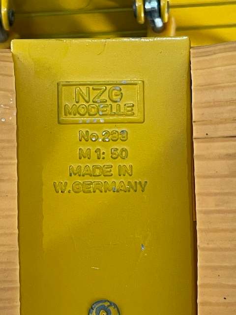 VINTAGE - NZG Caterpillar D8L Dozer 1:50 scale model