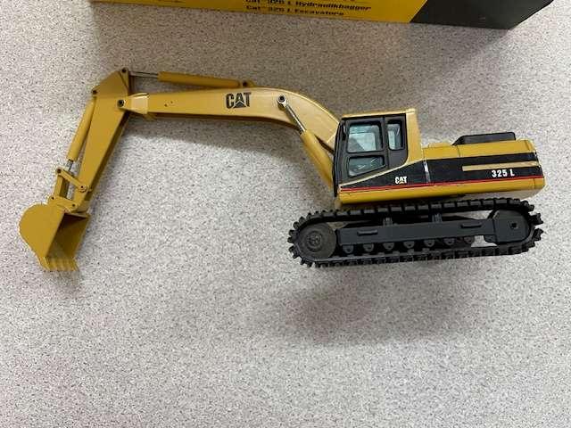 NZG Caterpillar 325L Excavator 1:50 scale model