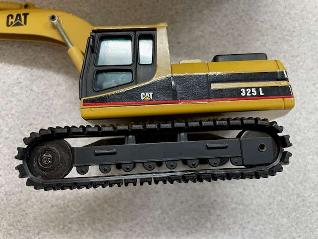 NZG Caterpillar 325L Excavator 1:50 scale model