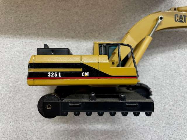 NZG Caterpillar 325L Excavator 1:50 scale model