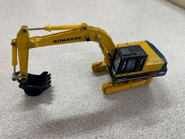 Komatsu PC100 Hydraulic Excavator 1:48 scale model