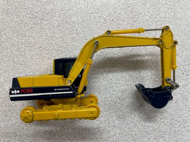 Komatsu PC100 Hydraulic Excavator 1:48 scale model