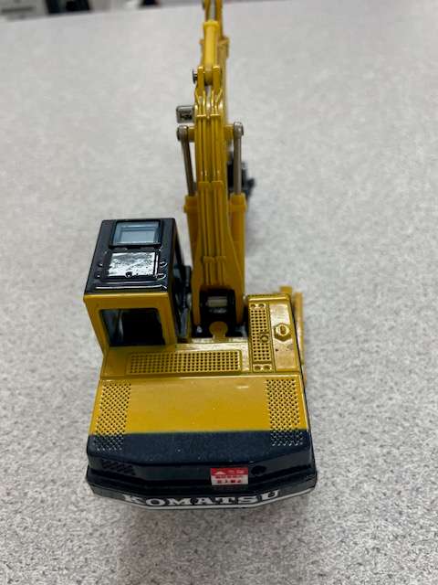 Komatsu PC100 Hydraulic Excavator 1:48 scale model