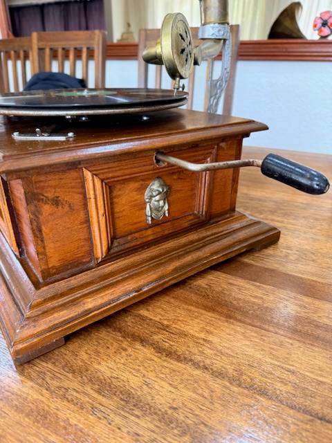 HIS MASTERS VOICE GRAMAPHONE - WORKING