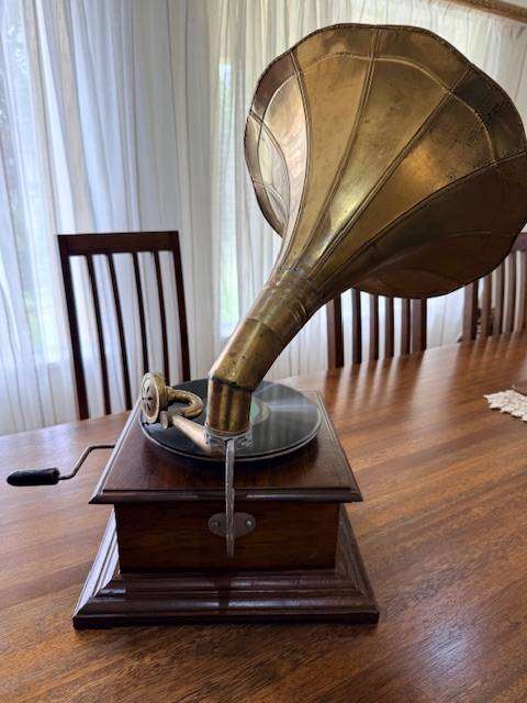 HIS MASTERS VOICE GRAMAPHONE - WORKING