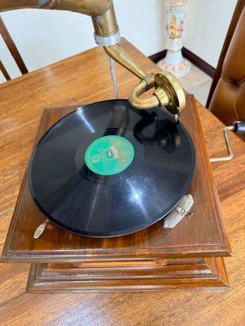 HIS MASTERS VOICE GRAMAPHONE - WORKING
