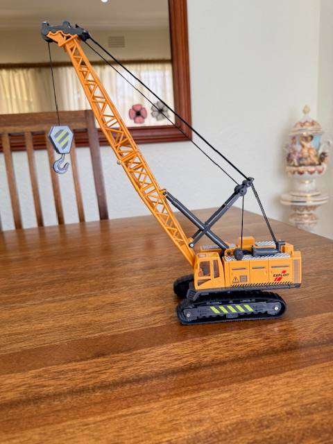 CRANE MODEL - WITH MOVING PARTS
