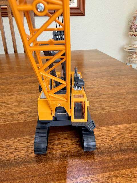 CRANE MODEL - WITH MOVING PARTS