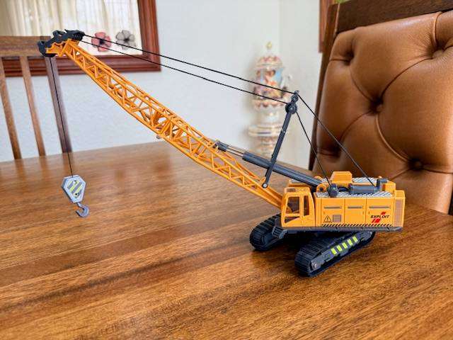 CRANE MODEL - WITH MOVING PARTS