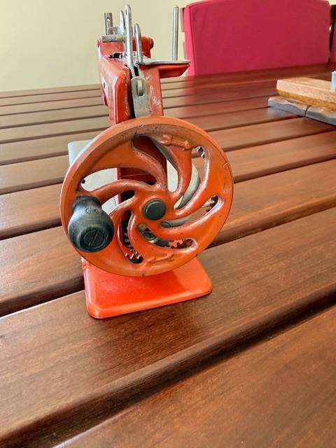 *SUPER RARE* SINGER SEW HANDY MODEL 20 IN POPPY RED !