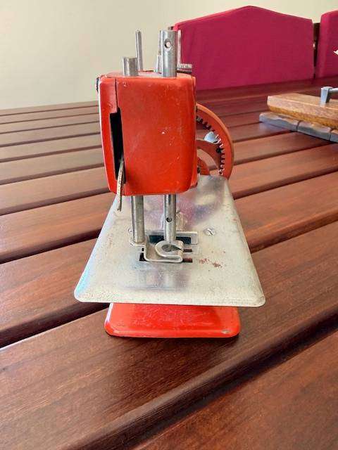 *SUPER RARE* SINGER SEW HANDY MODEL 20 IN POPPY RED !
