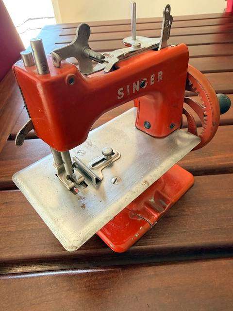 *SUPER RARE* SINGER SEW HANDY MODEL 20 IN POPPY RED !